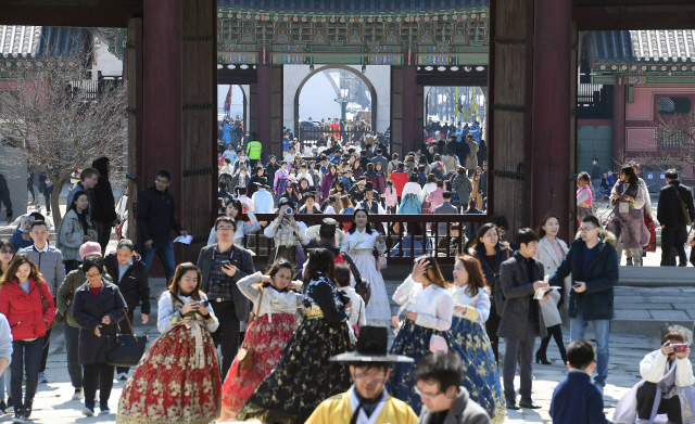 맑고 포근한 봄 날씨를 보인 17일 서울 경복궁을 찾은 나들이객과 관광객들이 봄을 만끽하고 있다./오승현기자 2019.3.17