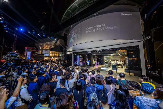 지난 15일(현지시간) 베트남 호찌민의 비텍스코 파이낸셜타워에 오픈한 ‘삼성 쇼케이스’를 보기 위해 많은 고객과 미디어 관계자들이 몰렸다. 약 1,100㎡(330여평) 규모로 마련된 삼성 쇼케이스는 미국 뉴욕의 ‘삼성837’, 독일 프랑크푸르트의 ‘자일 쇼케이스’에 이어 전 세계에서 세 번째다. /사진제공=삼성전자