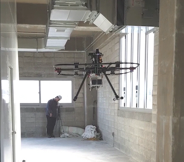 KIRO가 개발중인 소방용 비행정찰로봇 시제품이 건물 내를 비행하며 생존자 수색하는 실험을 하고 있다. /사진제공=KIRO