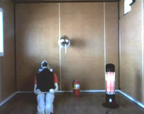 소방로봇에 탑재될 농연시각화 센서의 테스트 화면. 연기가 피어올라 시야가 막히게 됐을 때 농연시각화 센서로 투시하자 아래 사진과 같이 연기 속의 열원 영상이 포착된다.  /사진제공=KIRO