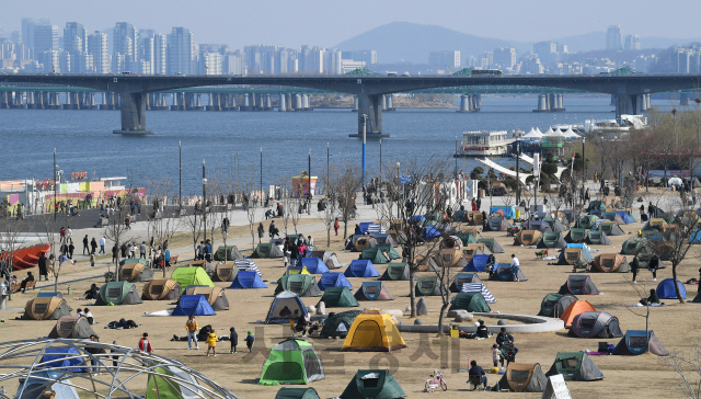 맑고 포근한 날씨를 보인 17일 오후 서울 여의도 한강공원을 찾은 나들이객들이 삼삼오오 모여 봄을 만끽하고 있다./오승현기자 2019.3.17