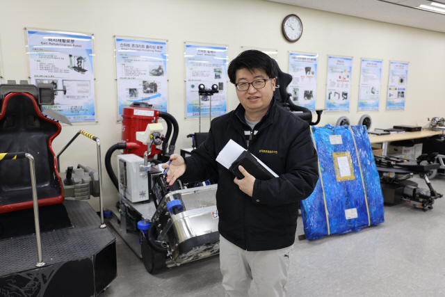 서갑호 한국로봇융합연구원(KIRO) 단장이 소방로봇 개발 과정에 대해 설명하고 있다. /민병권기자
