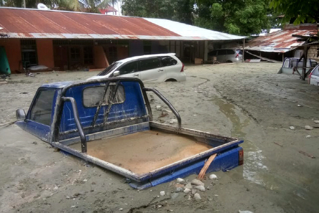 홍수와 산사태가 발생한 인도네시아 파푸아 주에서 17일(현지시간) 차량들이 흙더미에 파묻혀 있다. /센타니=로이터연합뉴스