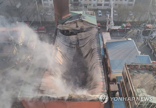 17일 오후 3시 51분께 전북 군산시 나운동 한 교회에서 불이 나 지붕이 내려앉아 있다./연합뉴스