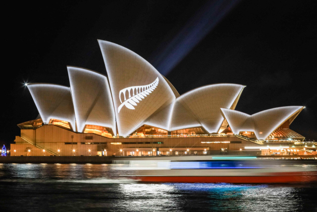 17일(현지시간) 호주 시드니 오페라하우스가 건물 외벽에 뉴질랜드의 상징인 ‘은빛 고사리’ 형상을 투영하며 테러 사건을 애도하고 있다. /시드니=AFP연합뉴스