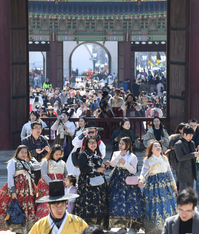 맑고 포근한 봄 날씨를 보인 17일 서울 경복궁을 찾은 나들이객과 관광객들이 봄을 만끽하고 있다./오승현기자 2019.3.17