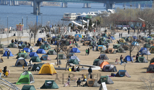 맑고 포근한 날씨를 보인 17일 오후 서울 여의도 한강공원을 찾은 나들이객들이 삼삼오오 모여 봄을 만끽하고 있다./오승현기자 2019.3.17