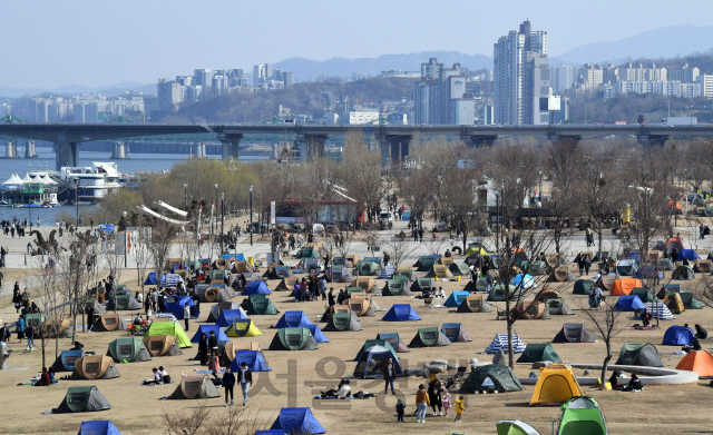 맑고 포근한 날씨를 보인 17일 오후 서울 여의도 한강공원을 찾은 나들이객들이 삼삼오오 모여 봄을 만끽하고 있다./오승현기자 2019.3.17