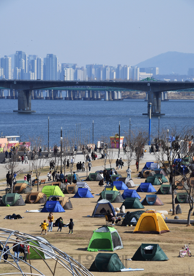 맑고 포근한 날씨를 보인 17일 오후 서울 여의도 한강공원을 찾은 나들이객들이 삼삼오오 모여 봄을 만끽하고 있다./오승현기자 2019.3.17