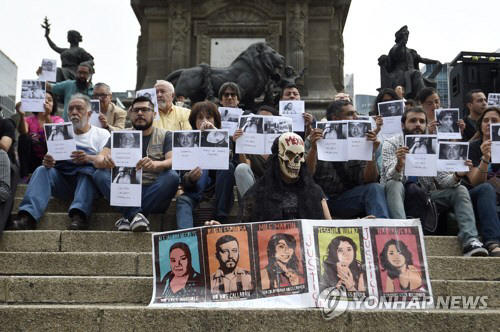 올해 들어 3번째로 언론인이 살해된 멕시코에서 현지 언론인들이 살인과 폭력에 항의하는 시위를 하고 있다./AFP=연합뉴스 자료 사진]