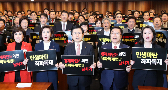 연일 상승 한국당·최저치 민주당…희비 엇갈리는 여야