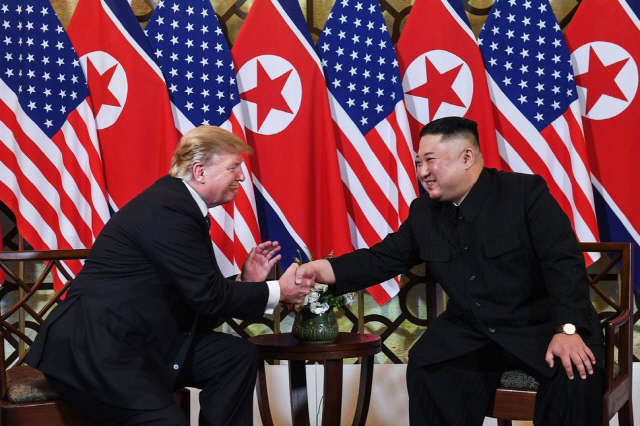 지난달 28일 베트남 하노이에서 김정은 북한 국무위원장과 도널드 트럼프 미국 대통령이 2차 북-미 정상회담장에서 만나 악수를 하고 있다. /AFP 연합뉴스