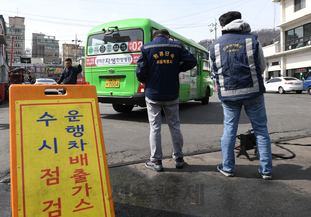 18일 서울 은평구 선진운수 차고지에서 서울시 관계자들이 운행중인 마을버스의 배출가스 허용기준치를 측정하고 있다. 환경부는 봄철 미세먼지 감축을 위해 이날부터 오는 4월 17일까지 전국 17개 시도와 함께 430여 지점에서 운행차 배출가스 허용기준을 초과한 차량을 집중 단속한다./성형주기자 2019.03.18