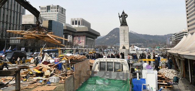 18일 서울 광화문광장에서 세월호 참사 희생자 분향소 등 천막 14개동이 철거되고 있다. 천막 위치에는 목조 형태의 '기억·안전 전시공간'이 마련된다./오승현기자 2019.3.18