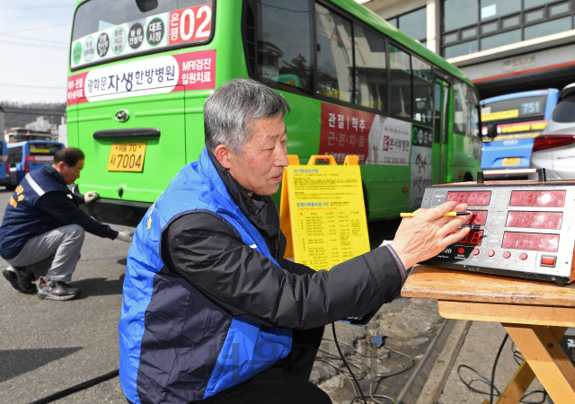 18일 서울 은평구 선진운수 차고지에서 서울시 관계자들이 운행중인 마을버스의 배출가스 허용기준치를 측정하고 있다. 환경부는 봄철 미세먼지 감축을 위해 이날부터 오는 4월 17일까지 전국 17개 시도와 함께 430여 지점에서 운행차 배출가스 허용기준을 초과한 차량을 집중 단속한다./성형주기자 2019.03.18