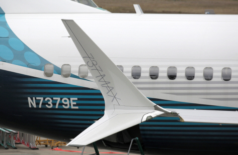 11일(현지시간) 미국 워싱턴주 렌톤의 보잉 생산공장에 세워진 ‘B737-맥스(MAX)’ 항공기 옆면에 ‘737 MAX’가 선명하게 표시되어 있다.   /렌톤=로이터연합뉴스