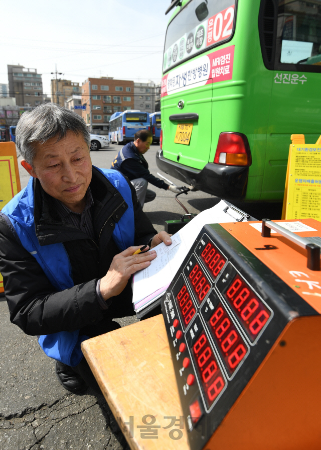 18일 서울 은평구 선진운수 차고지에서 서울시 관계자들이 운행중인 마을버스의 배출가스 허용기준치를 측정하고 있다. 환경부는 봄철 미세먼지 감축을 위해 이날부터 오는 4월 17일까지 전국 17개 시도와 함께 430여 지점에서 운행차 배출가스 허용기준을 초과한 차량을 집중 단속한다./성형주기자 2019.03.18