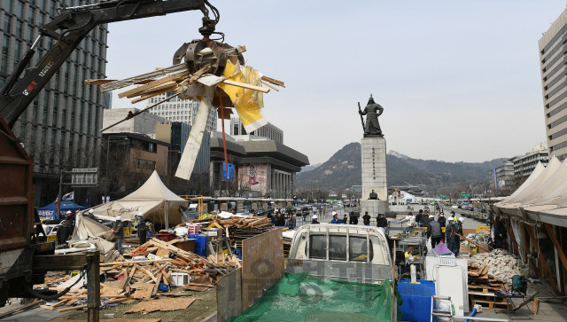 18일 서울 광화문광장에서 세월호 참사 희생자 분향소 등 천막 14개동이 철거되고 있다. 천막 위치에는 목조 형태의 '기억·안전 전시공간'이 마련된다./오승현기자 2019.3.18