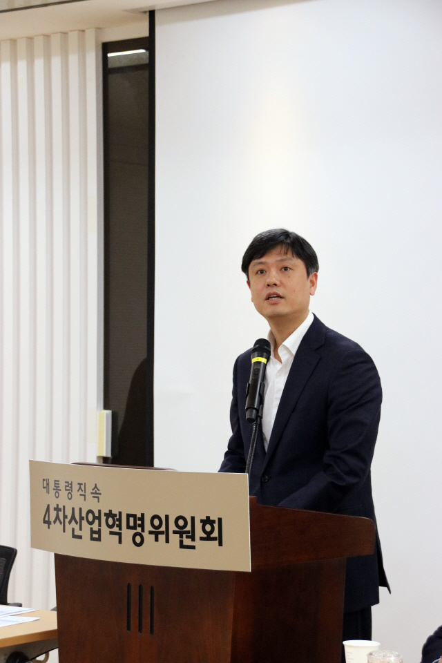 장병규 대통령 직속 4차산업혁명위원회 위원장이 18일 서울 광화문 KT빌딩에서 ‘제5차 규제·제도혁신 해커톤’ 결과를 발표하고 있다./사진제공=4차산업혁명위원회