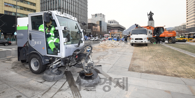 18일 서울 광화문광장에서 세월호 참사 희생자 분향소 등 천막 14개동이 철거되고 있다. 천막 위치에는 목조 형태의 '기억·안전 전시공간'이 마련된다./오승현기자 2019.3.18