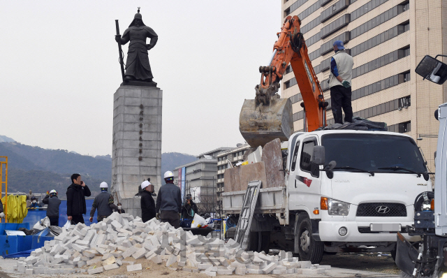 세월호 참사 희생자 분향소를 비롯한 천막 철거가 진행된 18일 오후 서울 광화문광장에서 한 작업자가 안전모 등 안전장구 하나 없이 트럭에 올라 작업하고 있다./오승현기자 2019.3.18