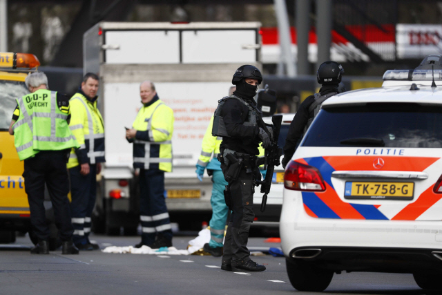 18일(현지시간) 네덜란드 중부 도시 위트레흐트에서 발생한 총격 사건 현장에서 경찰과 구조대들이 사건 현장을 조사하고 있다./위트레흐트=EPA연합뉴스
