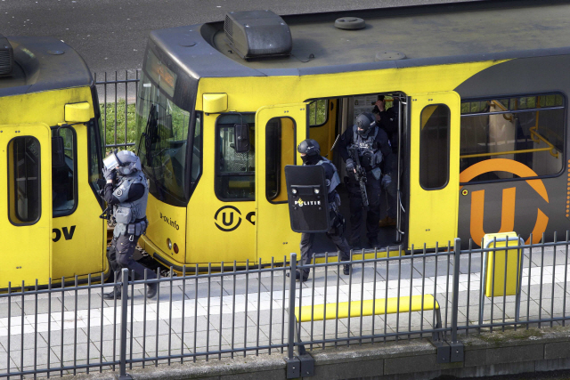 18일(현지시간) 네덜란드 중부 도시 위트레흐트의 총격 사건이 발생한 트램을 대테러요원들이 수색하고 있다./위트레흐트=EPA연합뉴스