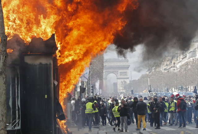 ‘노란조끼’ 시위 폭력화에 프랑스, 샹젤리제 거리 집회금지 검토