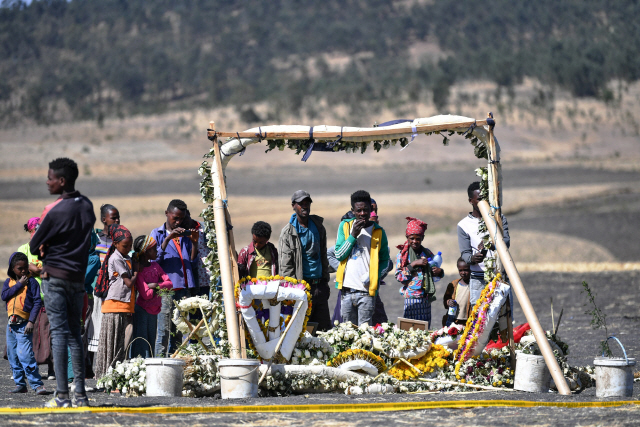 에티오피아항공 소속 보잉 737 맥스 여객기 추락 현장인 에티오피아 오로미아 지역 비쇼프투 인근 하마 쿤투셀레 마을 현장에서 16일(현지시간) 어린이들이 임시 추모단 앞에 몰려 있다. /비쇼프투=AFP연합뉴스