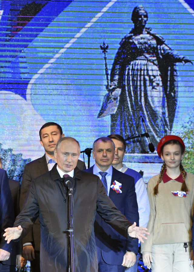 러시아의 크림병합 5주년을 맞은 18일(현지시간) 크림반도 주도 심페로폴을 방문한 블라디미르 푸틴 대통령이 야외 콘서트에 참석해 연설하고 있다. /심페로폴=AP연합뉴스