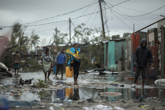 17일(현지시간) 모잠비크를 강타한 사이클론 ‘이다이’로 피해를 입은 주민들이 마을을 떠나고 있다. /베이라=AP연합뉴스