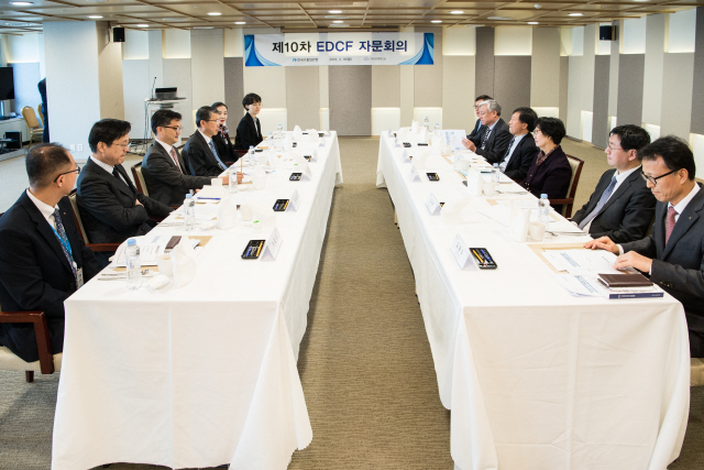 은성수(왼쪽 아래서 네번째)수출입은행장이 지난 18일 서울 여의도 본점에서 주재한 ‘EDCF 자문회의’에서 개도국의 지속 성장을 위한 EDCF의 역할에 대해 이야기하고있다. /사진제공=수출입은행