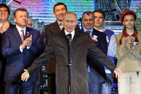 러시아의 크림병합 5주년을 맞은 18일(현지시간) 크림반도 주도 심페로폴을 방문한 블라디미르 푸틴 대통령이 야외 콘서트에 참석해 연설하고 있다.     /심페로폴=AP연합뉴스