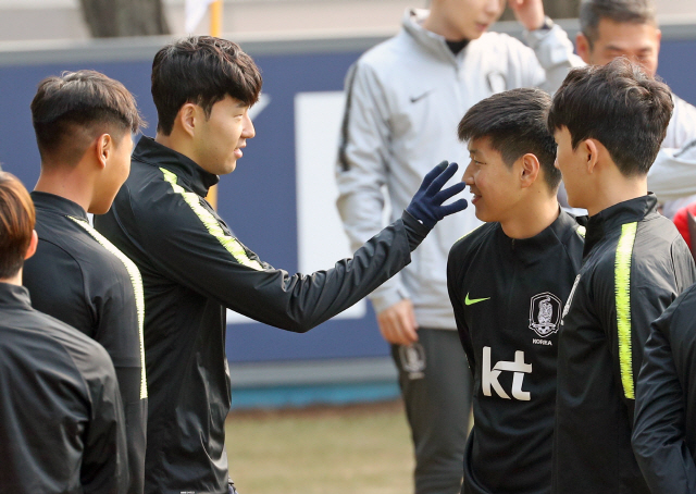 축구대표팀의 손흥민(왼쪽 세번째)이 19일 훈련 전 이강인(왼쪽 네번째)에게 장난을 치고 있다. /연합뉴스