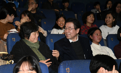 박원순(오른쪽) 서울시장이 지난달 9일 동물복지를 다룬 영화 ‘언더독’ 관람에 앞서 영화 ‘리틀 포레스트’의 임순례 감독과 대화를 나누고 있다.   /사진제공=서울시
