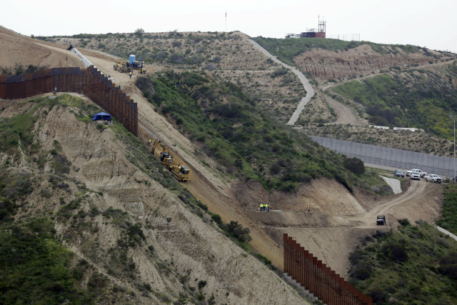 미국의 건설 인력들이 지난 11일(현지시간) 샌디에이고와 멕시코 티후아나 사이에 벽을 세우는 작업을 하고있다./AP연합뉴스