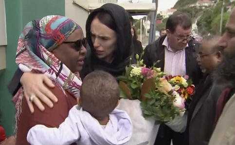 저신다 아던(가운데) 뉴질랜드 총리가 17일(현지시간) 히잡을 두른 차림으로 지난 15일 발생한 총격 테러 희생자 유족을 위로하고 있다.     /크라이스트처치=AP연합뉴스