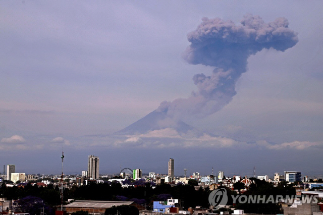 푸에블라 시에서 바라본 포포카테페틀 화산 전경/연합뉴스