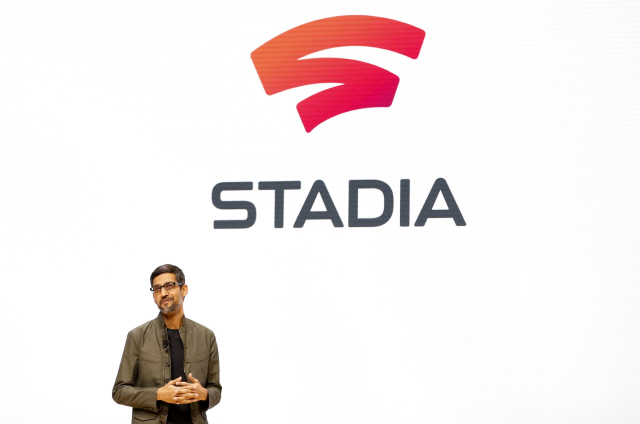 순다르 피차이 구글 최고경영자(CEO)가 19일(현지시간) 미국 캘리포니아주 샌프란시스코에서 열린 게임개발자회의(GDC) 기조연설에서 비디오 게임 스트리밍 플랫폼 ‘스타디아’(Stadia)를 공개하고 있다./샌프란시스코=로이터연합뉴스