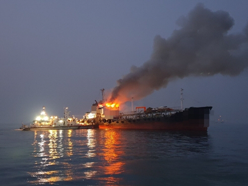 20일 오전 5시 38분께 전남 여수시 오동도 동쪽 5km 앞 해상에서 부산 선적 494t 석유제품 운반선에서 불이 났다./사진=여수해경