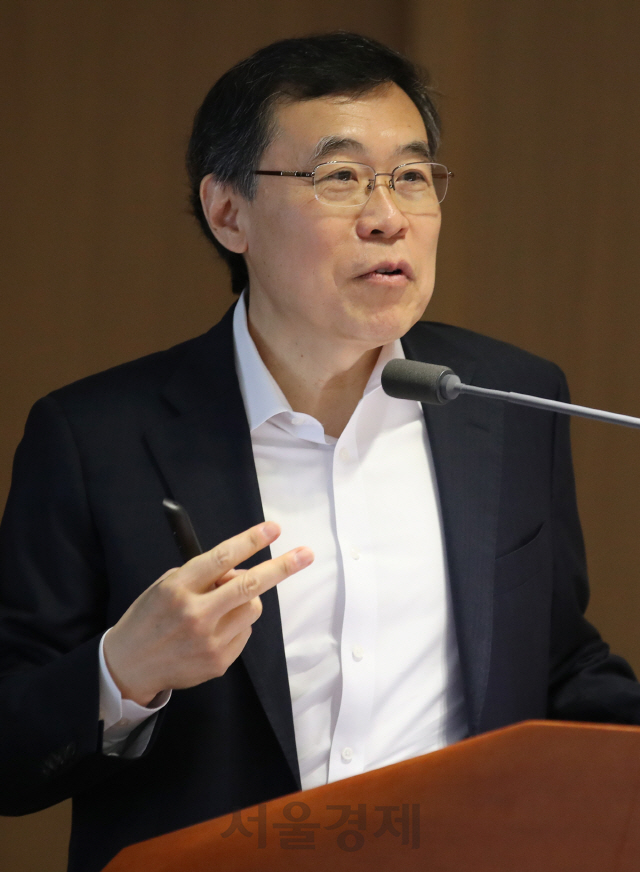 이일형(사진)한국은행 금융통화위원이 20일 한은 본관에서 기자간담회를 열고 금융불균형에 대해 설명하고 있다./사진제공=한국은행