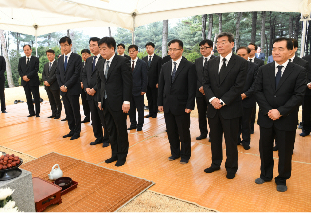 권오갑(앞줄) 현대중공업 부회장 등 경영진이 지난 16일 경기도 하남시 정주영 현대그룹 명예회장의 선영을 찾아 참배하고 있다. /사진제공=현대중공업