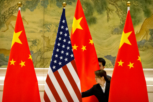 지난 2월 19일 미중 무역협상이 열린 중국 베이징의 댜오위타이 국빈관에 미국과 중국 국기가 놓여 있다. /베이징=로이터연합뉴스