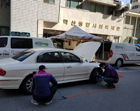 넥센타이어 관계자가 학산종합사회복지관에서 타이어 무상점검을 하고 있다./사진제공=넥센타이어