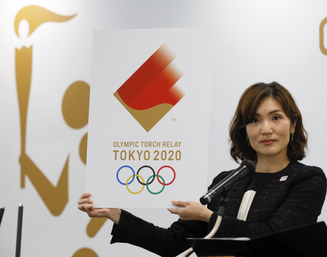 일본 올림픽위원회 관계자가 20일(현지시간) 2020년 도쿄올림픽 심볼을 공개하고 있다. /도쿄=EPA연합뉴스