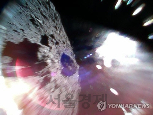 일본의 소행성 탐사선 ‘하야부사2’에서 분리된 소형 로봇이 촬영한 소행성 ‘류구’ 표면. /사진=JAXA