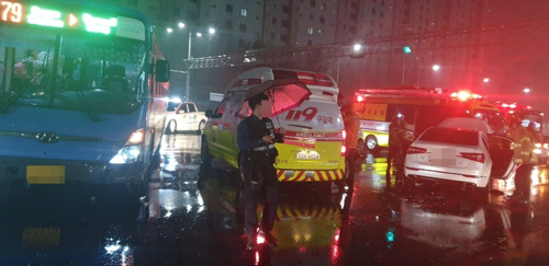 인천 계양구 삼거리서 시내버스-승용차 충돌…6명 부상