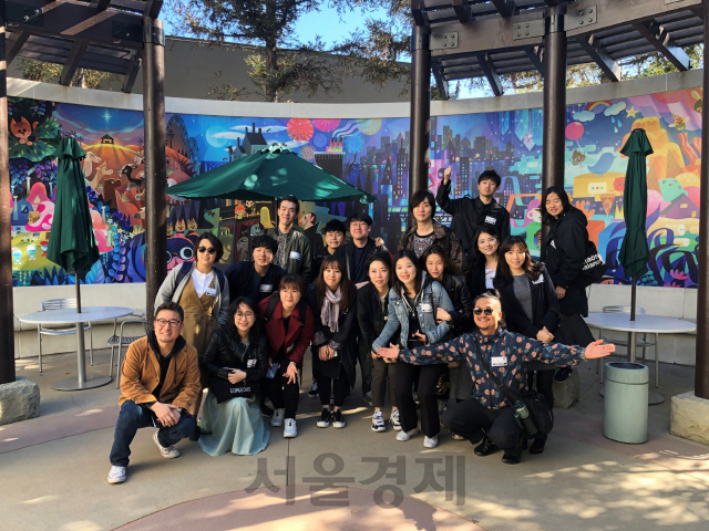 CJ ENM 임직원들이 해외 연수 프로그램인 ‘데뷔 스쿨(Debut School)’에 참가해 미국 LA에 위치한 ‘소니 픽처스 애니메이션’ 제작사에 방문해 기념사진을 촬영하고 있다. /사진제공=CJ ENM