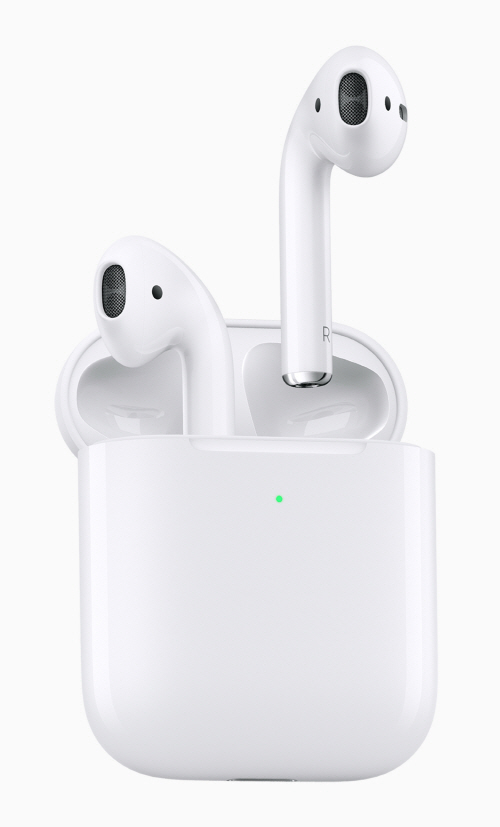 애플, 음성인식·무선충전 갖춘 2세대 ‘에어팟’ 공개