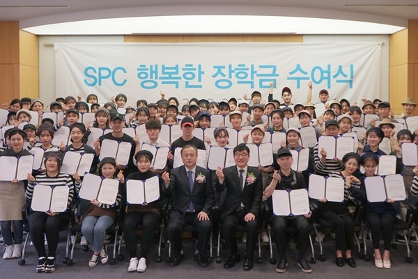 SPC그룹 허영인 회장, 아르바이트 대학생에 'SPC행복한장학금' 전달